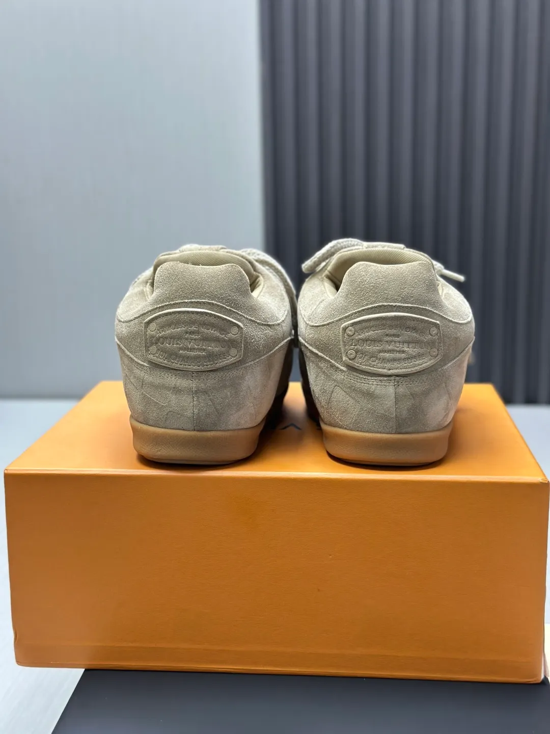 👟👟Ex-factory price 720👟👟 Top version LV-Louis Vuitton-Bread Catwalk New Style 1:1 development replica of the original version! ! The upper foot is very comfortable. It is made of luxurious materials and fine workmanship. The midsole is printed with English letters "Made in Europe". The upper is made of calfskin imported from Italy. The side is decorated with the brand's LOGO and signature. The latest latex foot pads and mesh lining make the foot feel super comfortable. The original two-color TPU combination outsole is specially provided by the original factory. Bag technology Goodyear stitched edges Fabric: Exclusive customized first-layer cowhide Accessories: Exclusive private model Vuitton logo, lining: Customized silk mesh lining - first-layer silk cowhide lining Outsole: TPU combination outsole wear-resistant, non-slip and anti-yellowing Foot pads: new latex pads-mesh sweat-absorbent Counter technology: fully computerized sewing machine wire drawing Toe box back cover Hot and cold shaping Full set of pull-top lasts with medium and low logo patterns Counter packaging - Shoelaces, certificates, cards, instructions, certificates, dust bags, the most complete packaging on the entire network, women's models 35-40 men's models are under development